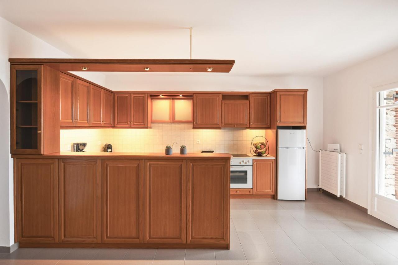Amazing 2 Bedroom Apartment Overlooking The Marina Of Vourkari Exterior photo